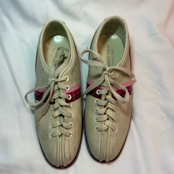 Classic Women's Bowling Shoes with Pink Accent - Picture 4 of 8